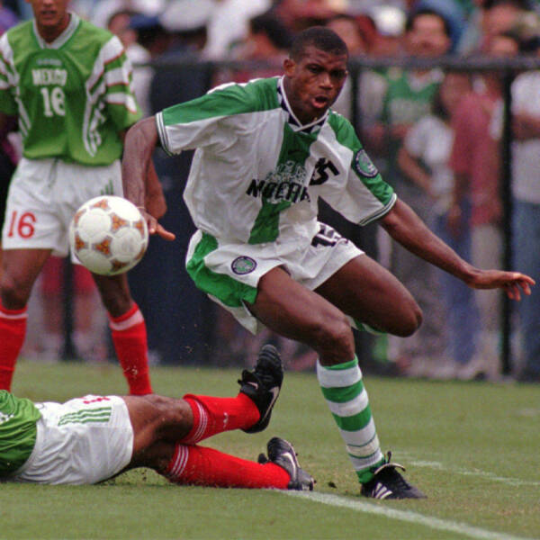 Maillot extérieur Nigeria 1996 blanc, style rétro.