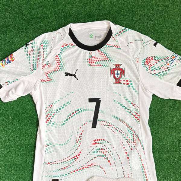 Maillot extérieur Portugal 2025 blanc, motifs vert et rouge.