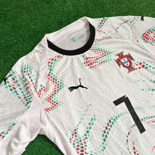 Maillot extérieur Portugal 2025 blanc, motifs vert et rouge.