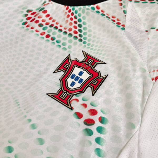 Maillot extérieur Portugal 2025 blanc, motifs vert et rouge.