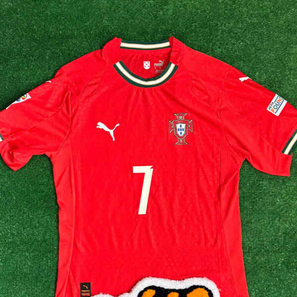 Maillot domicile Portugal 2025 rouge, porté par Ronaldo.