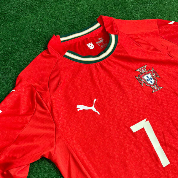 Maillot domicile Portugal 2025 rouge, porté par Ronaldo.