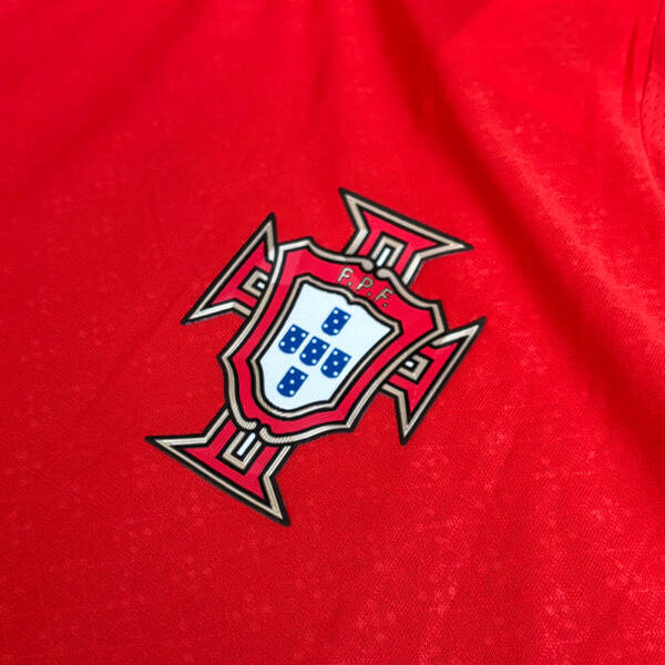 Maillot domicile Portugal 2025 rouge, porté par Ronaldo.