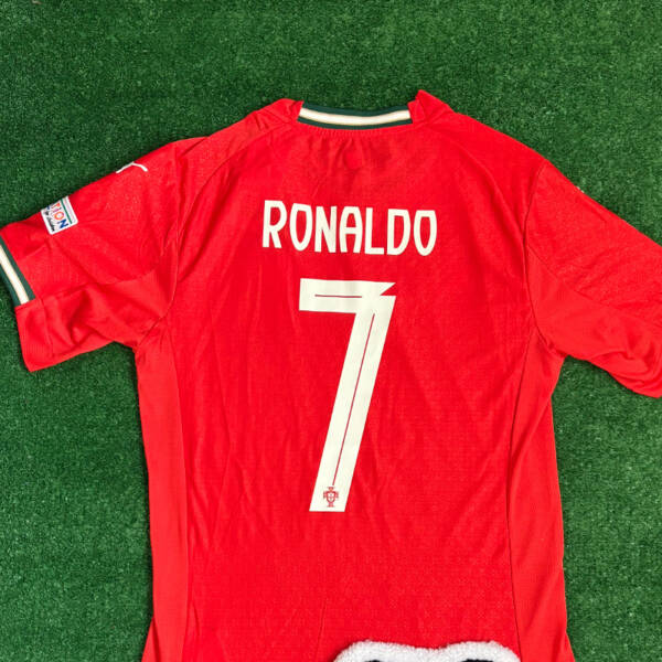 Maillot domicile Portugal 2025 rouge, porté par Ronaldo.