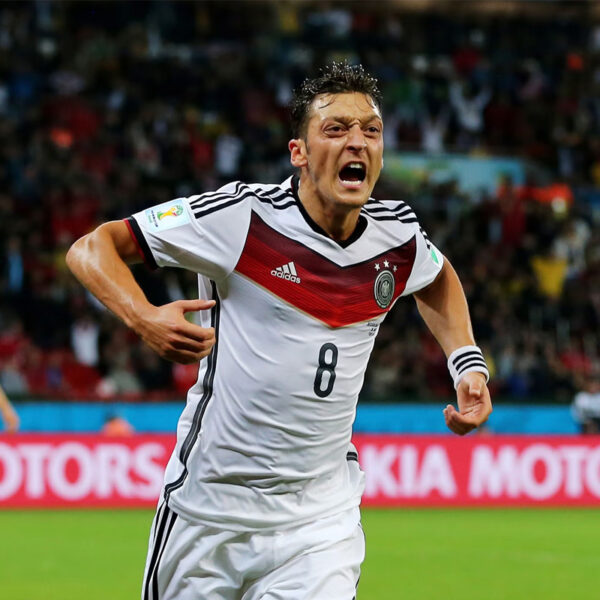 Maillot domicile Allemagne 2014 porté par Mesut Özil