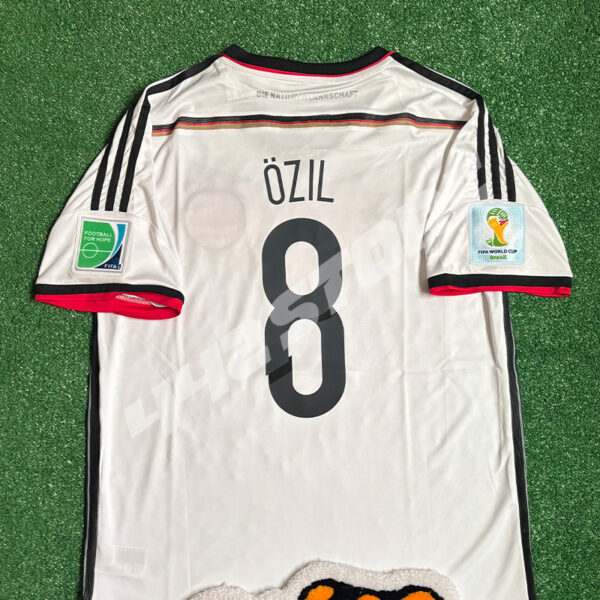 Maillot domicile Allemagne 2014 porté par Mesut Özil