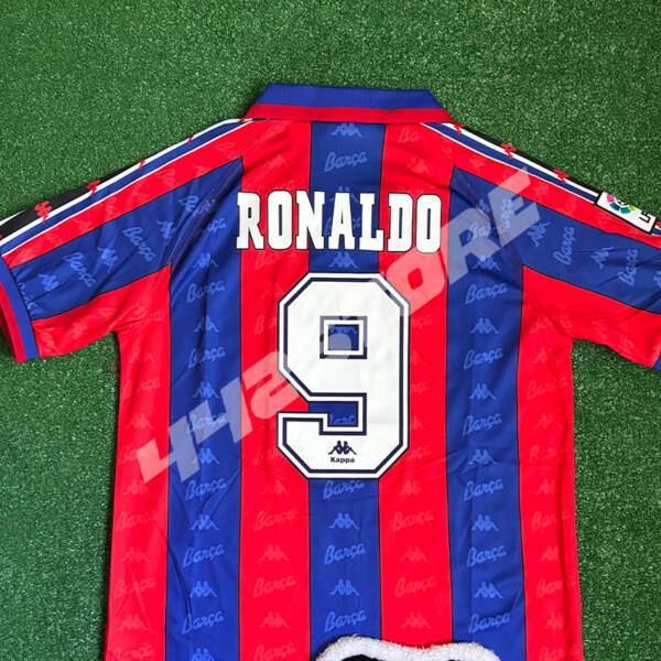 Maillot domicile FC Barcelone 1997 porté par Ronaldo