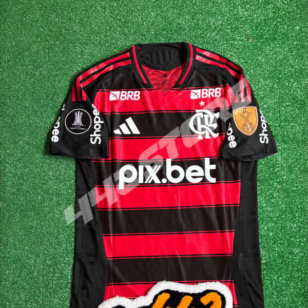 Maillot domicile Flamengo 2025 porté par Danilo