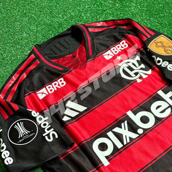 Maillot domicile Flamengo 2025 porté par Danilo