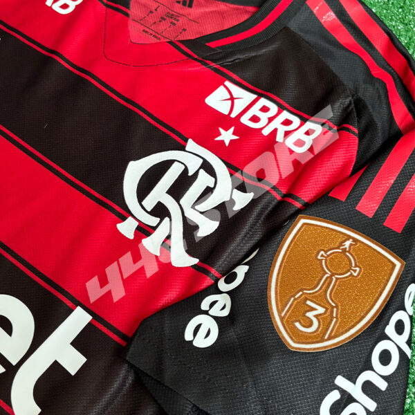 Maillot domicile Flamengo 2025 porté par Danilo