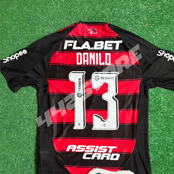 Maillot domicile Flamengo 2025 porté par Danilo
