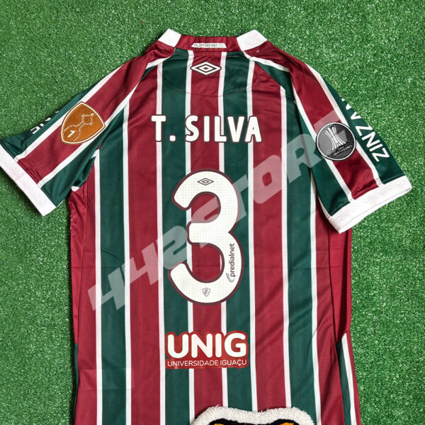 Maillot domicile Fluminense 2025 porté par Thiago Silva