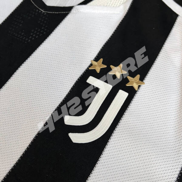 Maillot domicile Juventus 2021 porté par Cristiano Ronaldo