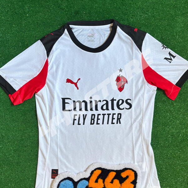 Maillot extérieur AC Milan 2026 blanc avec logo diable rouge