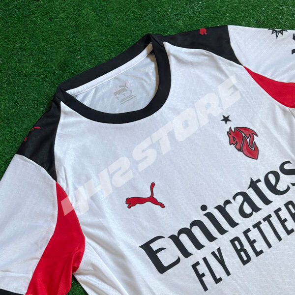 Maillot extérieur AC Milan 2026 blanc avec logo diable rouge