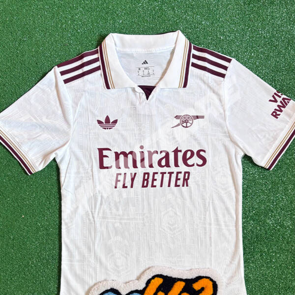 Maillot third Arsenal 2026 beige avec détails rouges