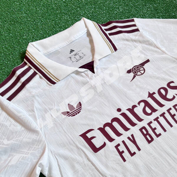 Maillot third Arsenal 2026 beige avec détails rouges