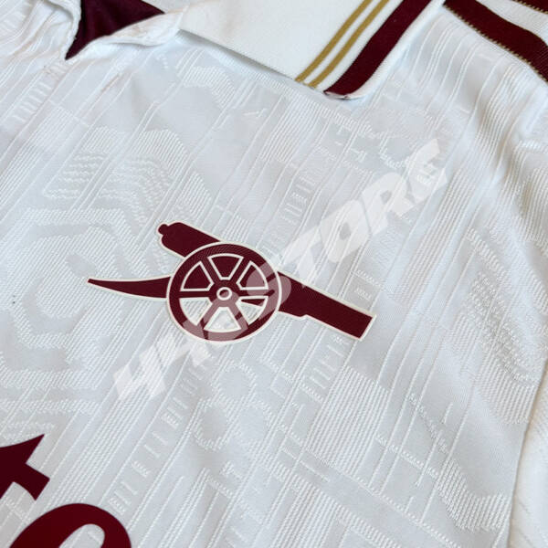 Maillot third Arsenal 2026 beige avec détails rouges